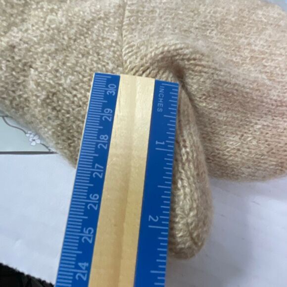 Craft fair handmade wool mittens. - Picture 9 of 10